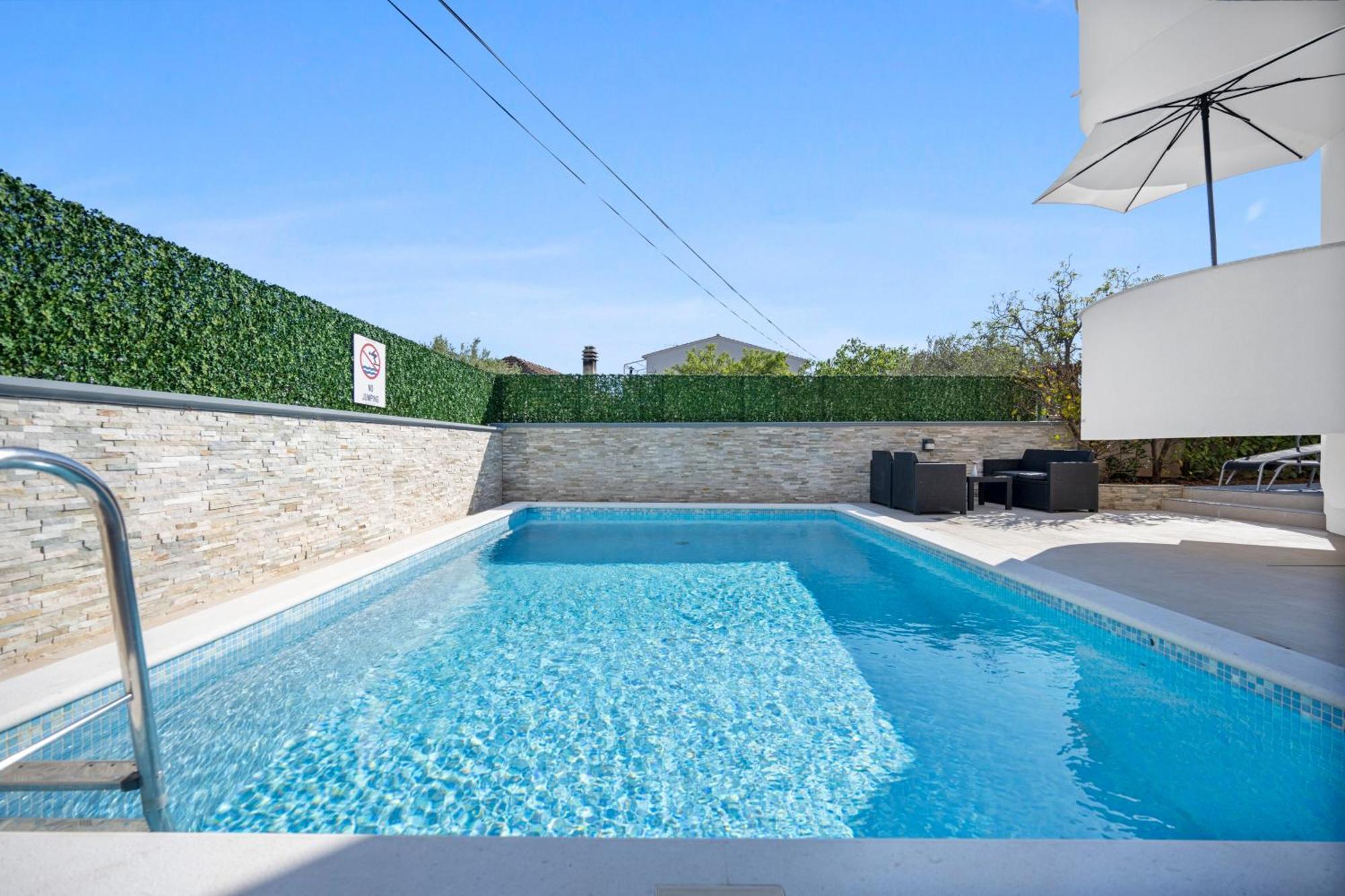 Aquarius Apartments - Beachside With Heated Pool Vodice Exteriör bild