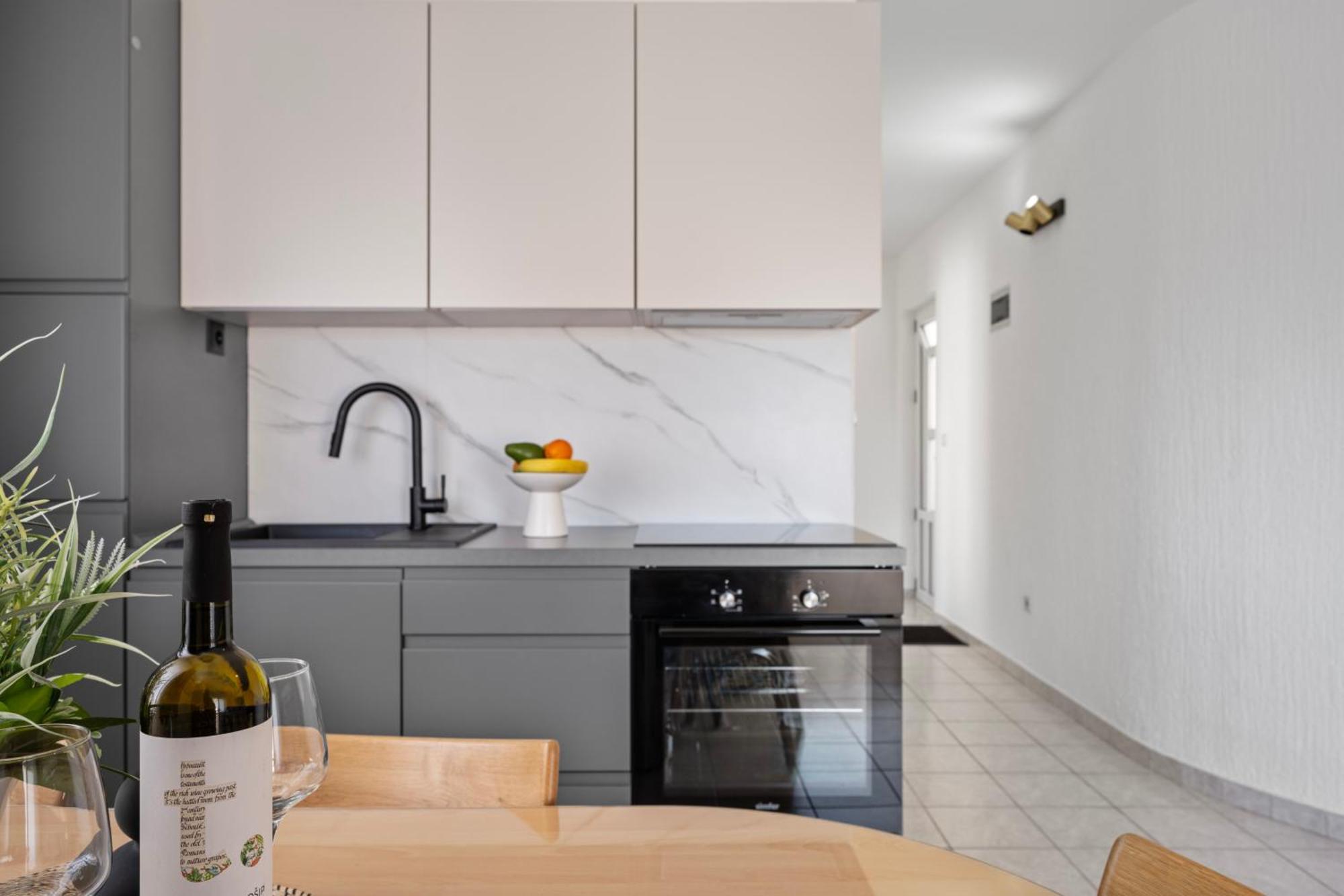 Aquarius Apartments - Beachside With Heated Pool Vodice Rum bild