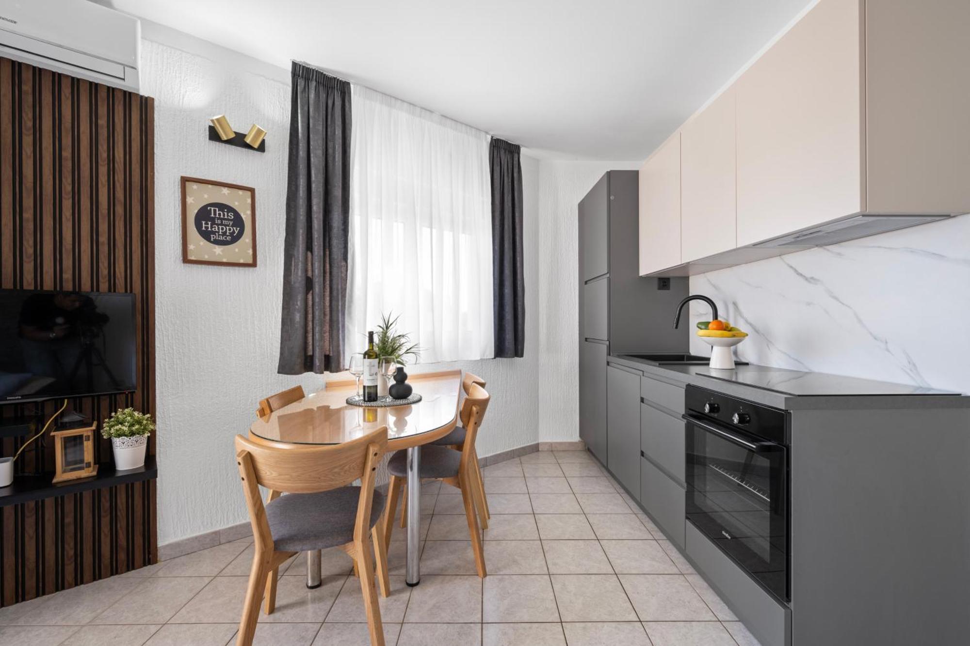 Aquarius Apartments - Beachside With Heated Pool Vodice Rum bild