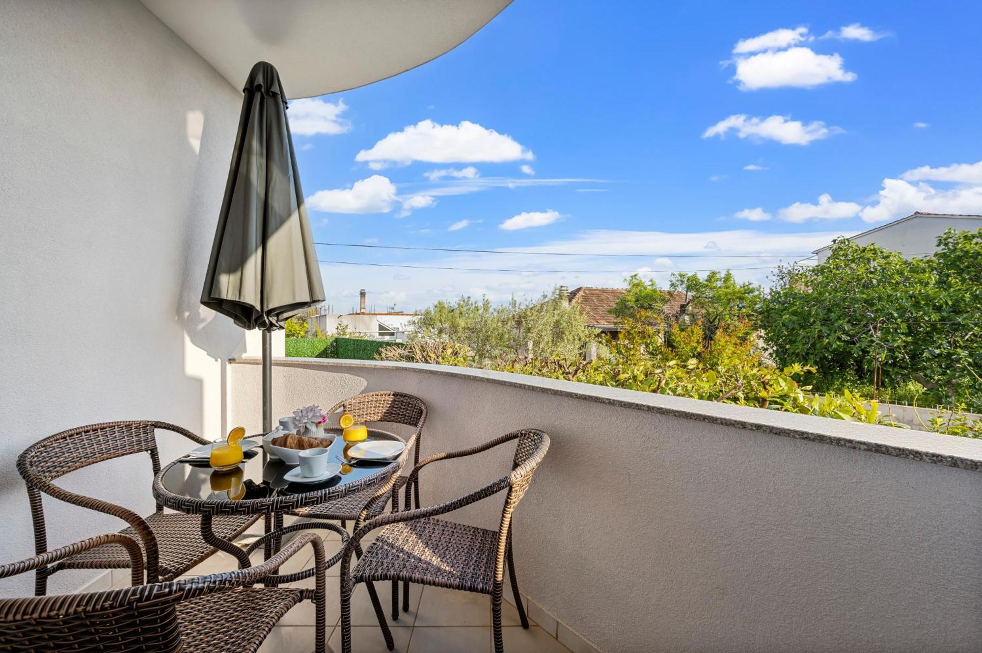 Aquarius Apartments - Beachside With Heated Pool Vodice Rum bild