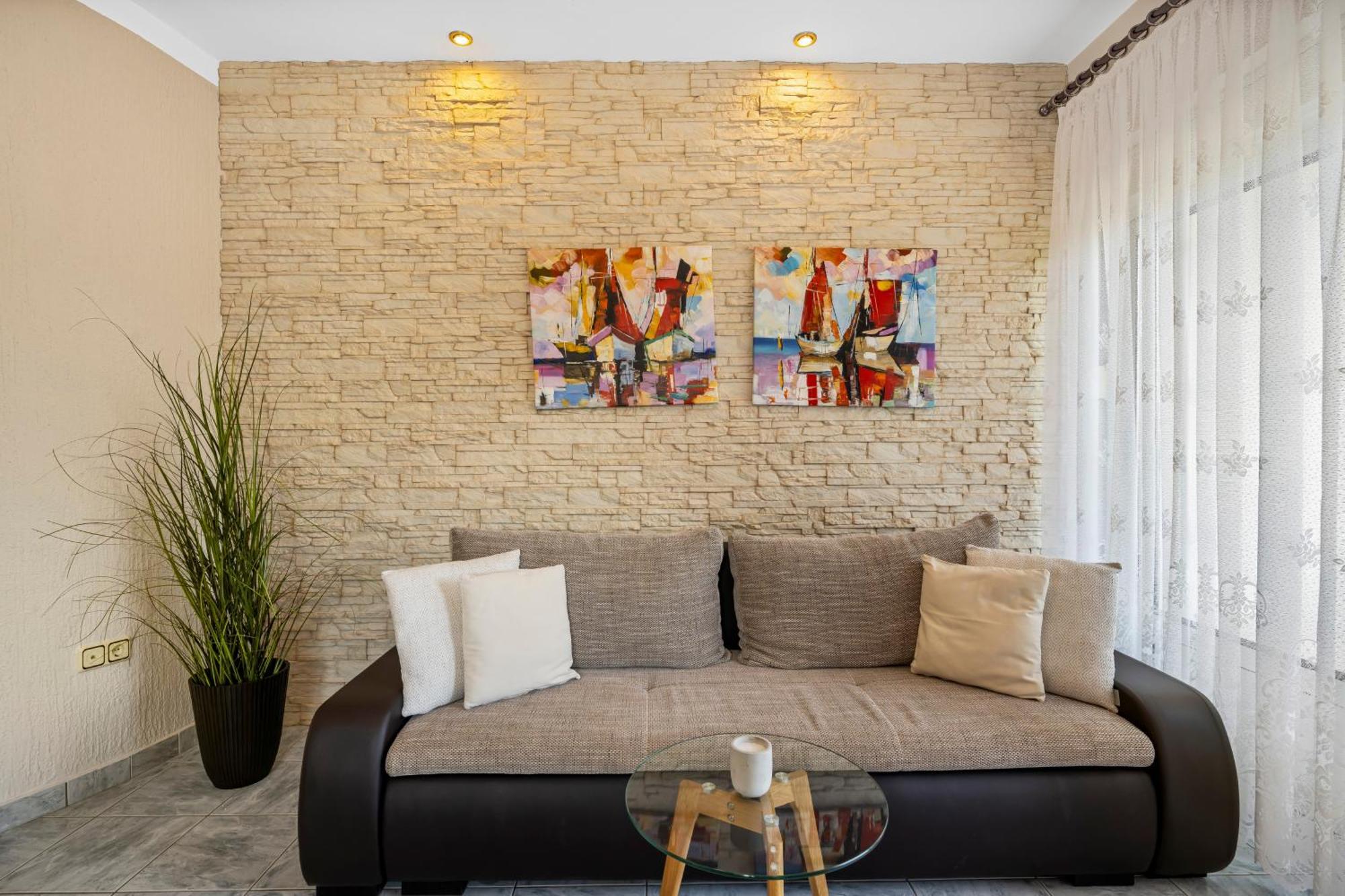 Aquarius Apartments - Beachside With Heated Pool Vodice Rum bild