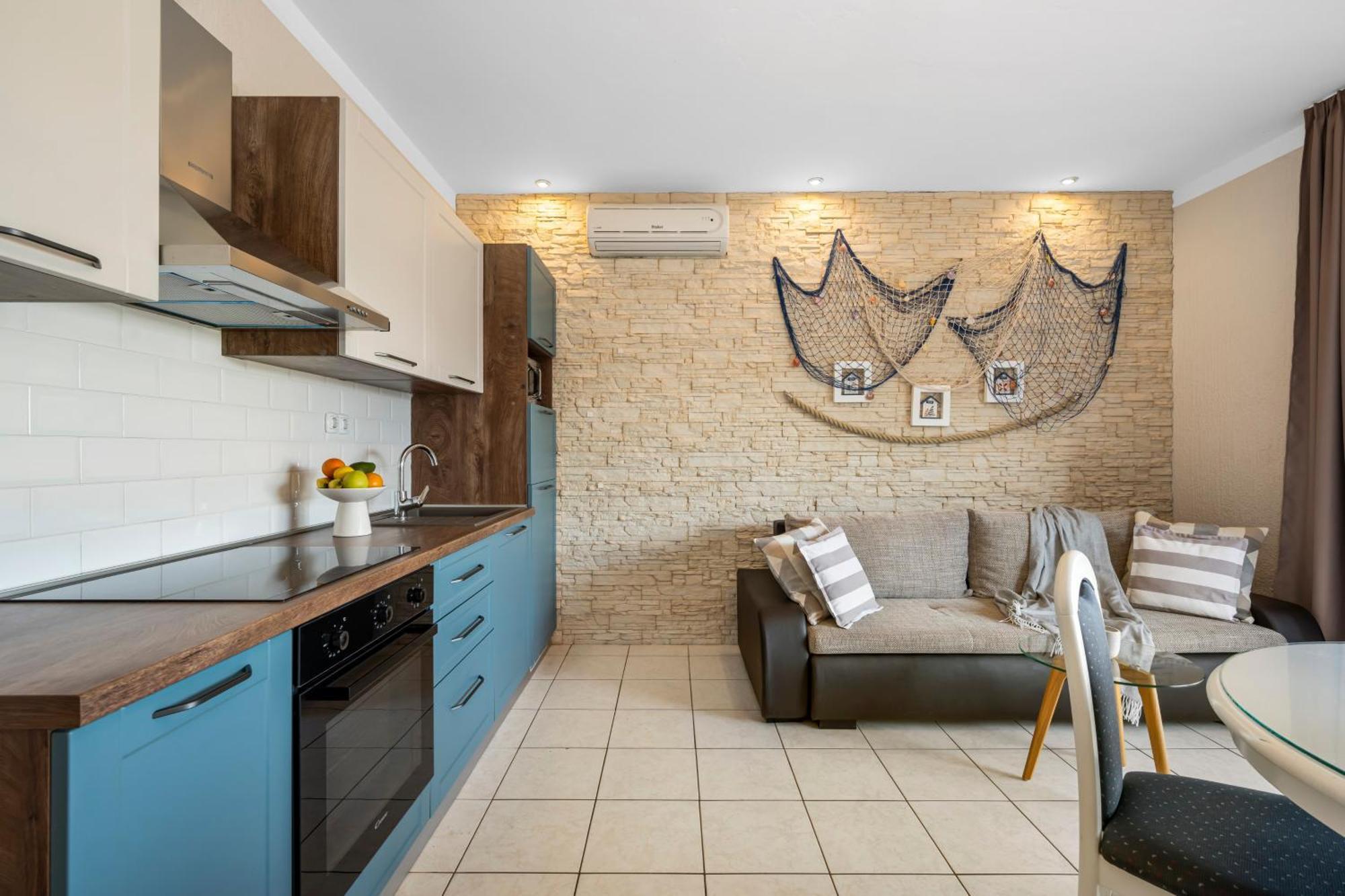 Aquarius Apartments - Beachside With Heated Pool Vodice Rum bild