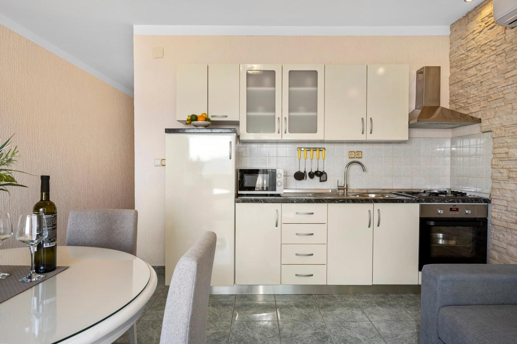 Aquarius Apartments - Beachside With Heated Pool Vodice Rum bild