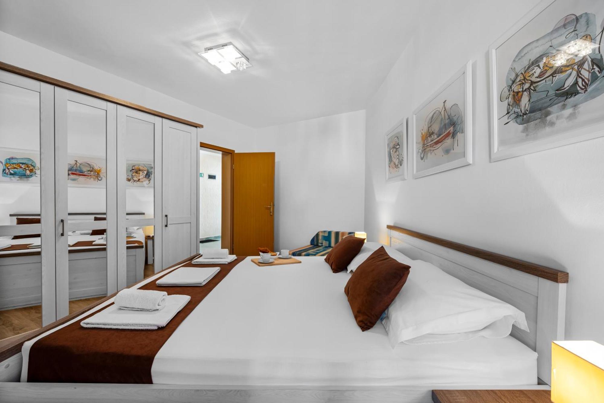 Aquarius Apartments - Beachside With Heated Pool Vodice Rum bild