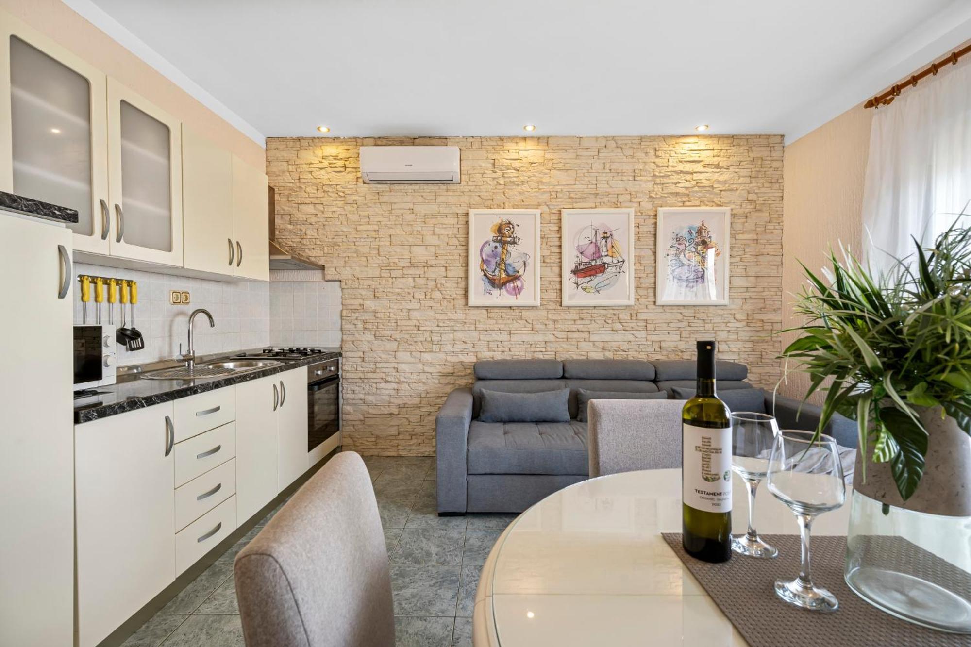 Aquarius Apartments - Beachside With Heated Pool Vodice Rum bild