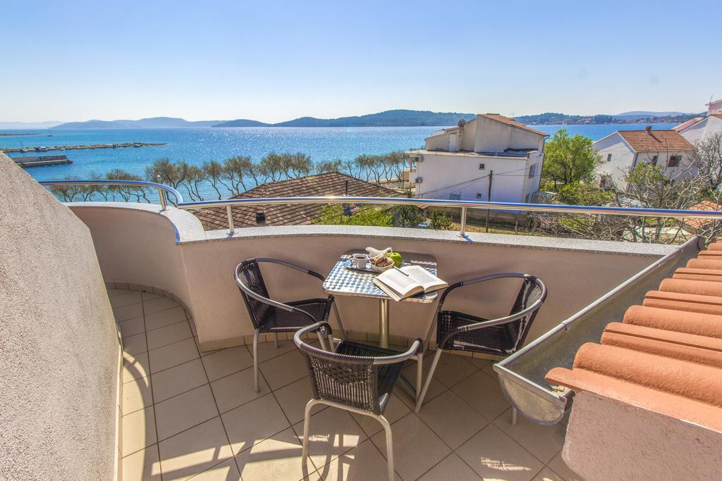 Aquarius Apartments - Beachside With Heated Pool Vodice Exteriör bild