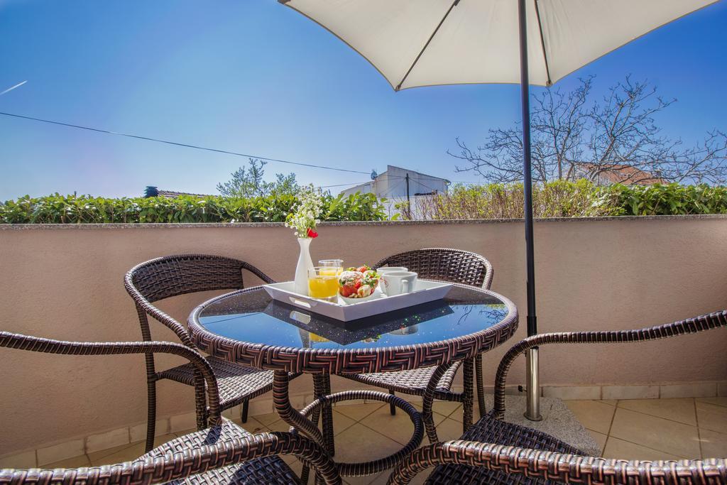 Aquarius Apartments - Beachside With Heated Pool Vodice Exteriör bild