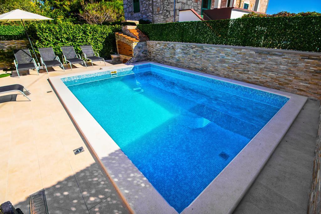 Aquarius Apartments - Beachside With Heated Pool Vodice Exteriör bild